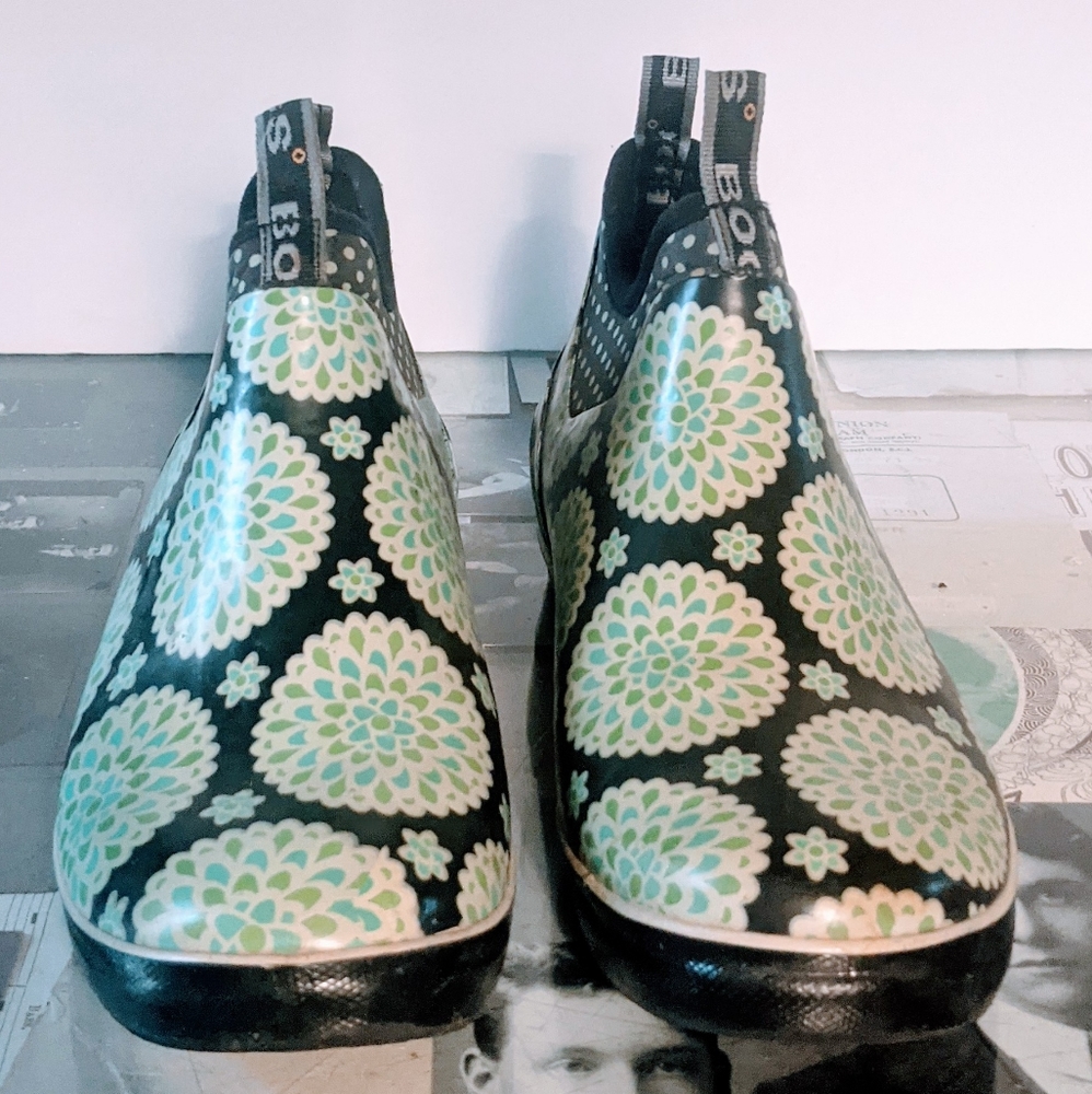 Bogs Mattie Dahlia booties size 8